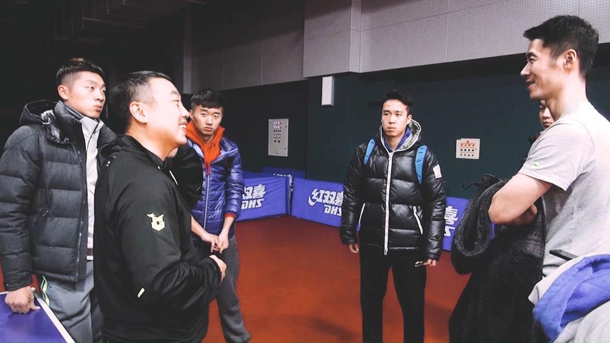 刘国梁与王励勤久违同框观赛，重温乒乓情缘