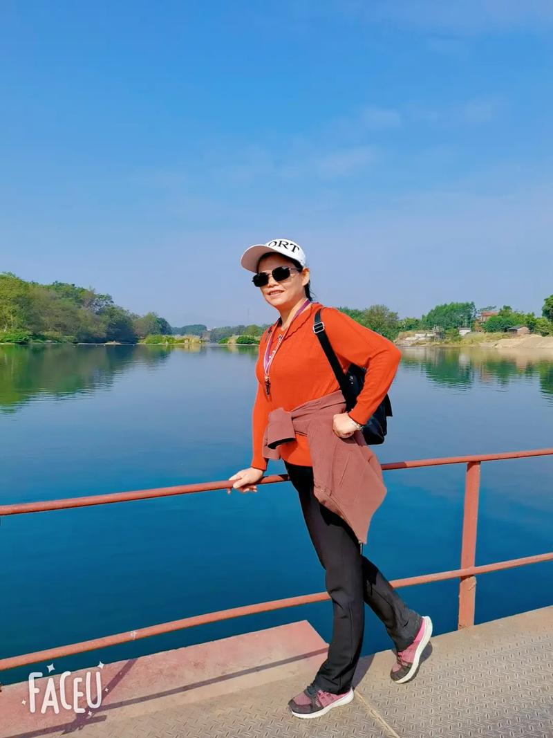 远看风景美如画 近看全是人