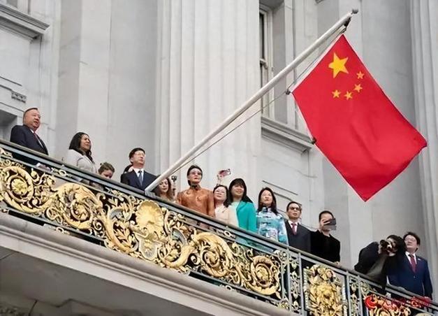 旧金山市政府升五星红旗庆中国国庆