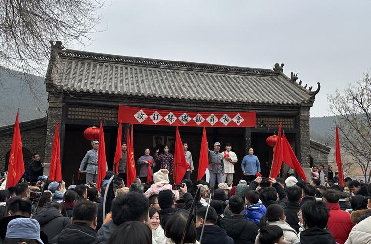 景区NPC带数百游客“攻打县城”