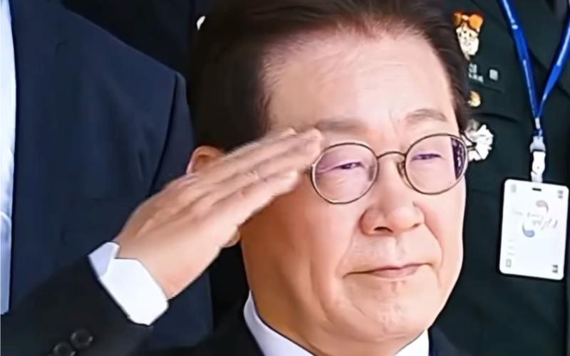 李在明阅兵时强调自主国防能力的重要性