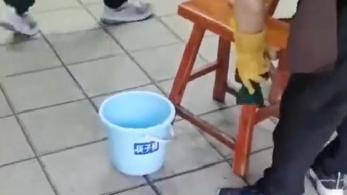 快餐店回应员工使用水桶水擦桌椅事件，揭示背后的真相