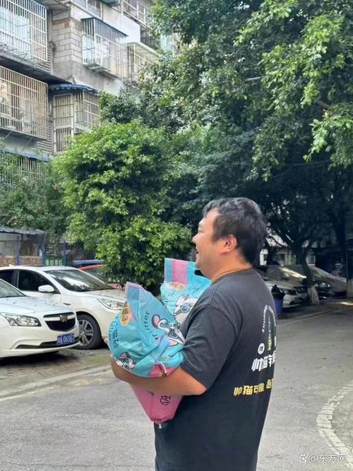 男子将猫关进快递柜转身就走