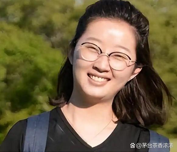 章莹颖男友国庆探望章父并协助直播