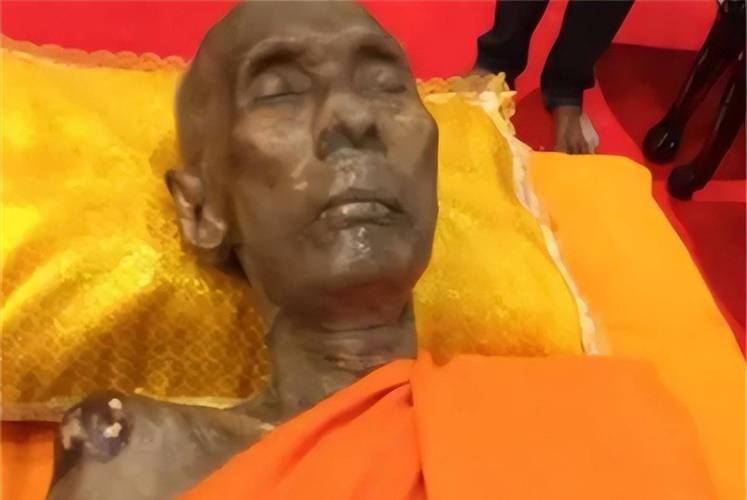 泰国男子找回手机，相册惊现尸骨照片