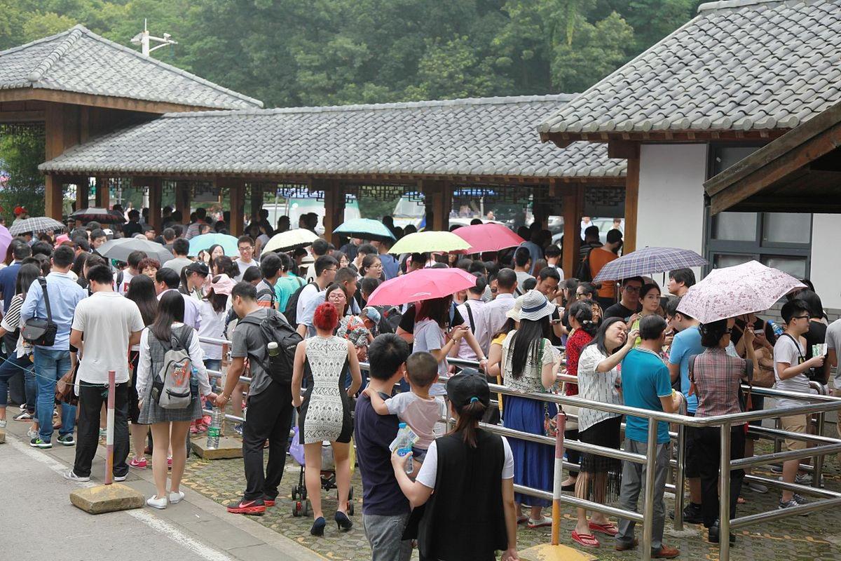 游客登泰山遇大风降雨 厕所挤满人
