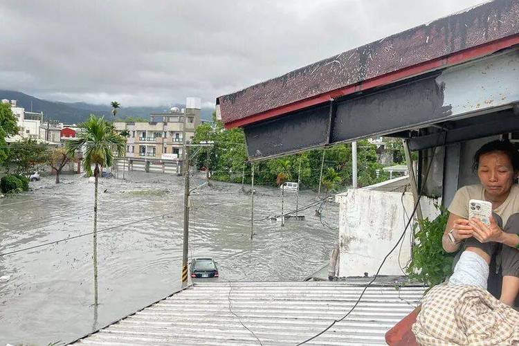 台湾堰塞湖溢流灾区平房淹成地下室