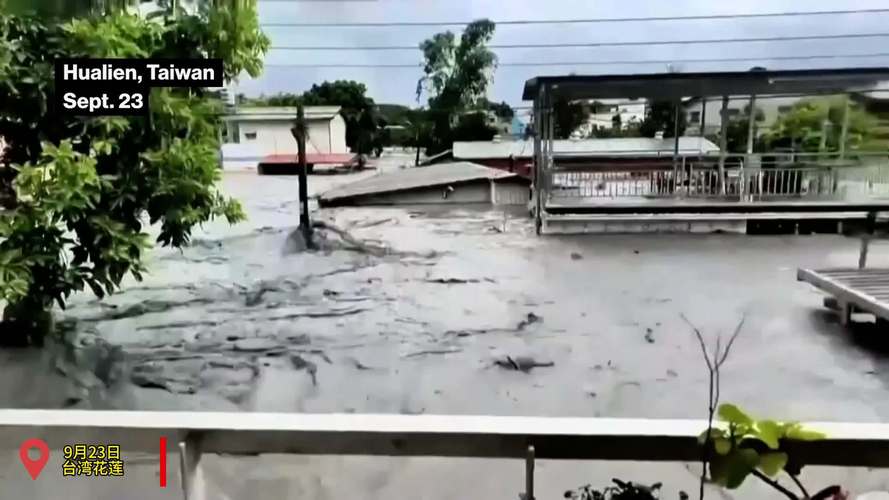台湾堰塞湖溢流灾区平房淹成地下室