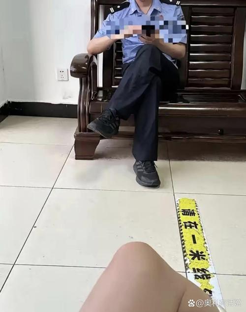 男子拿扇子被误认持刀:遭踹倒送警局