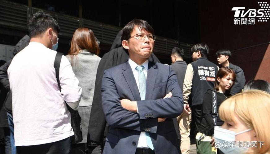 黄国昌批绿营政客“泼了粪”就跑