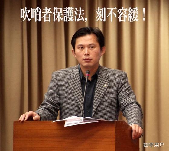 黄国昌批绿营政客“泼了粪”就跑