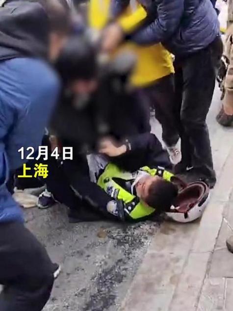 男子拿扇子被误认持刀:遭踹倒送警局