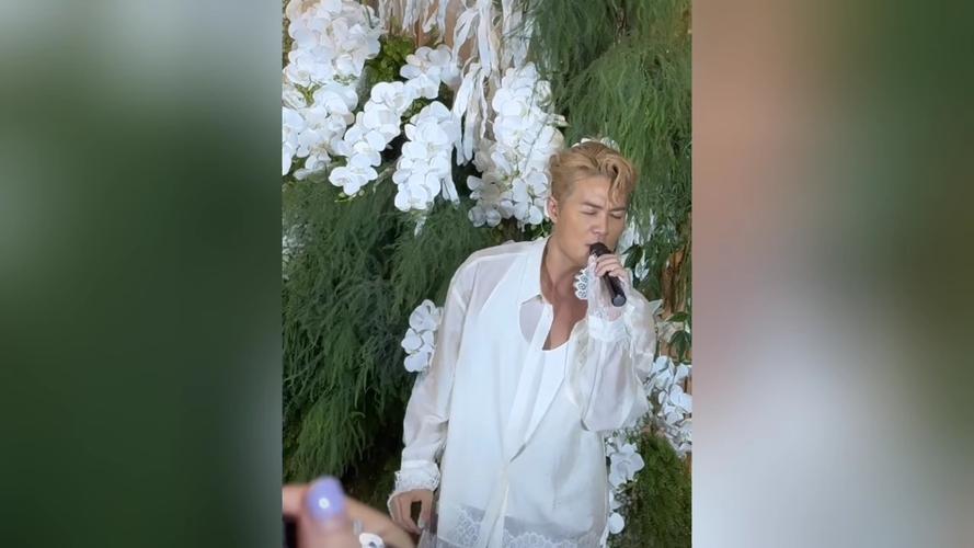 吴克群现身新人婚礼现场献唱祝福歌曲