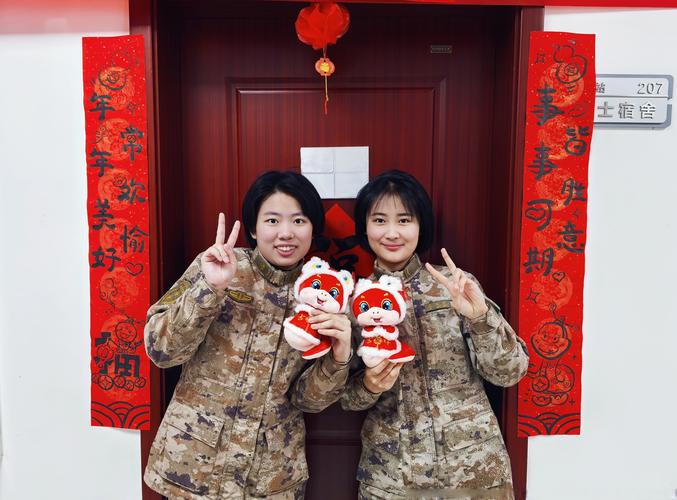 哨所战士巡逻间隙给新婚姐姐录祝福