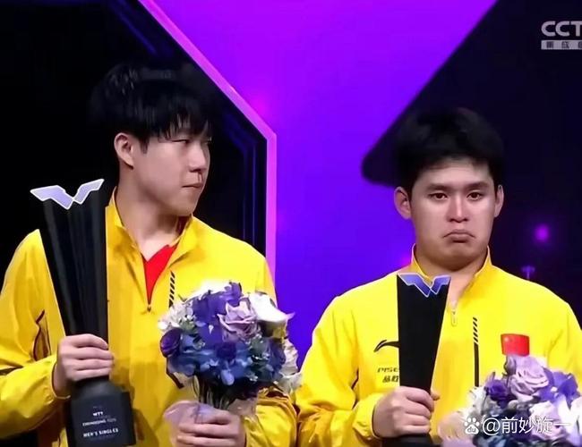 王励勤为王楚钦林诗栋颁奖