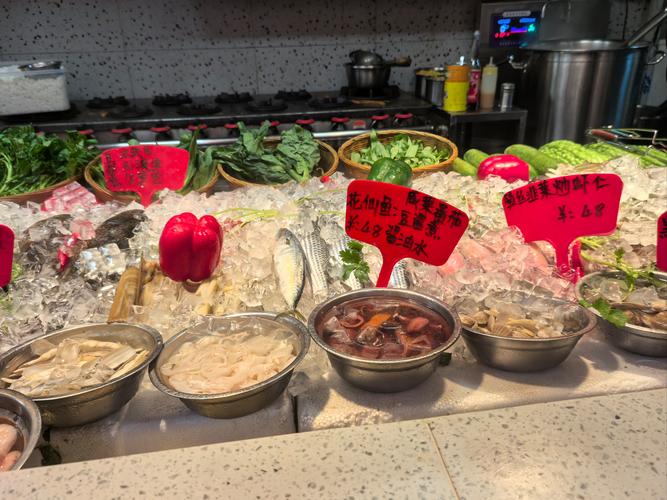 市民台风天坚持办席 饭菜撒一地