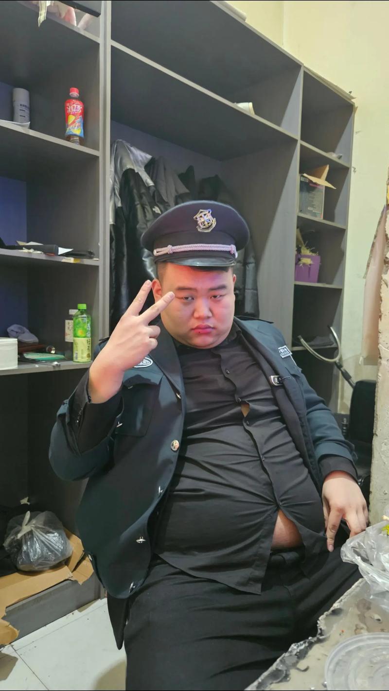 安保小哥幽默引导走红，轻松演绎脱口秀风采