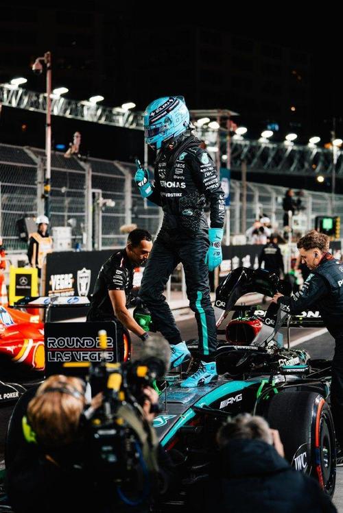 拉塞尔在新加坡站勇夺F1冠军