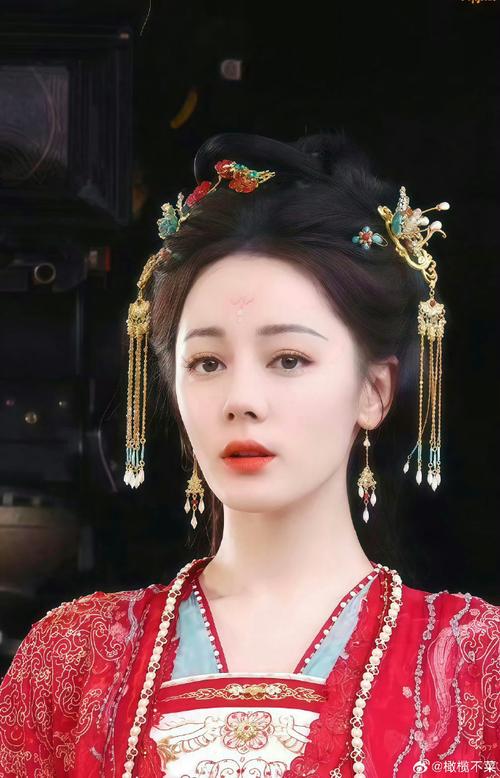 迪丽热巴嫦娥造型惊艳，神女下凡般的美丽