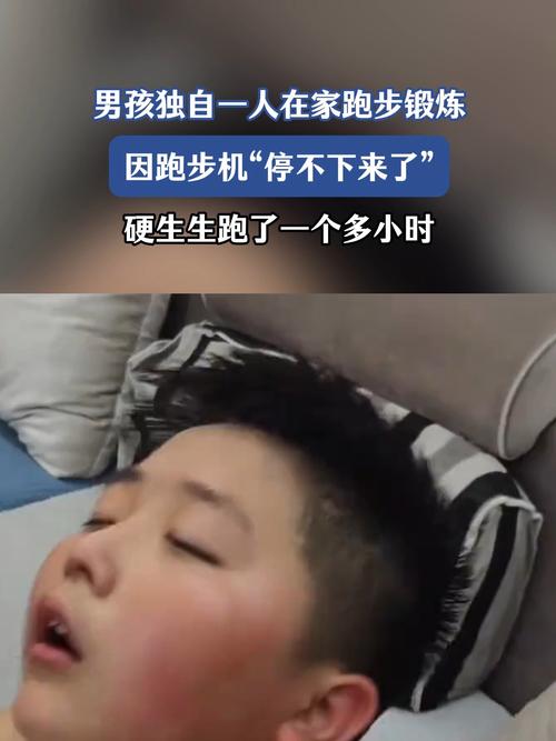小男孩独自在高速上奔跑 原因离谱