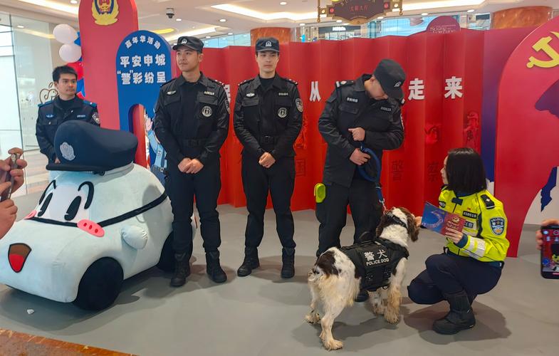 安保小哥“脱口秀”式引导走红