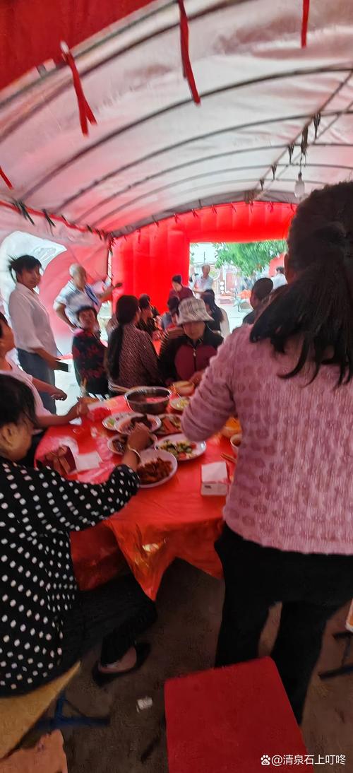 市民台风天坚持办席遭遇意外，宴席饭菜撒满地
