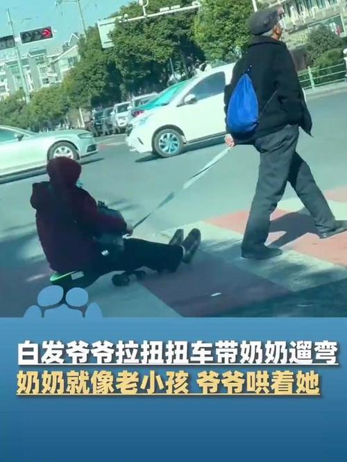 男子假期带3岁孙子推100岁爷爷遛弯