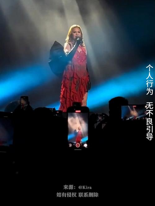 网红歌手那艺娜意外摔伤入院