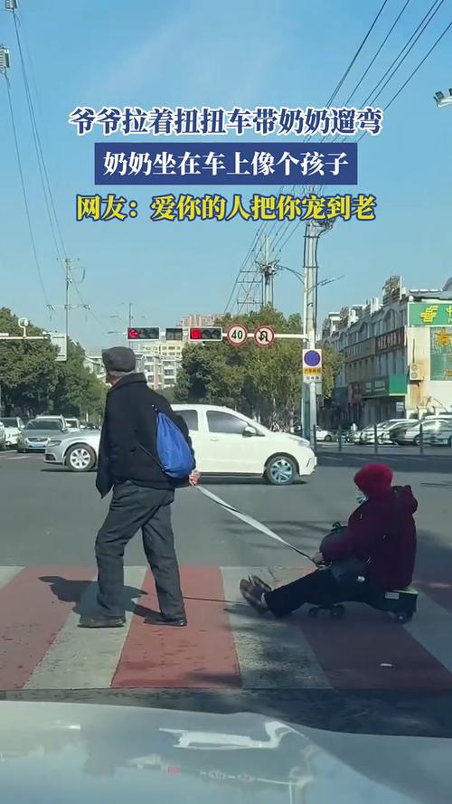 男子假期带3岁孙子推100岁爷爷遛弯