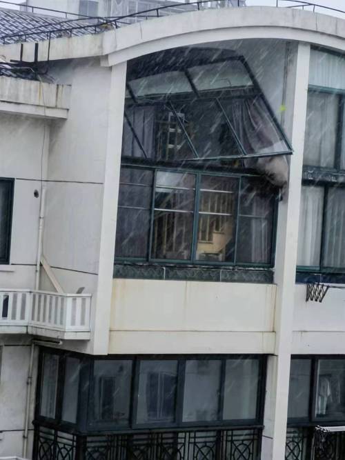 北海气象台回应窗户玻璃被台风吹破