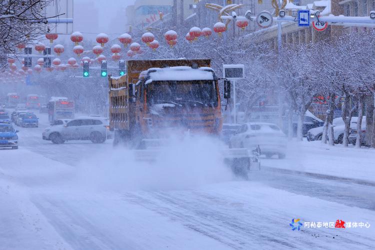 阿勒泰地区道路结冰 游客被困23小时