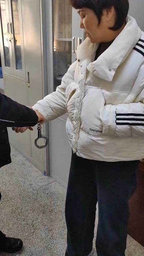小伙和女友餐厅吃饭被民警戴铐带走