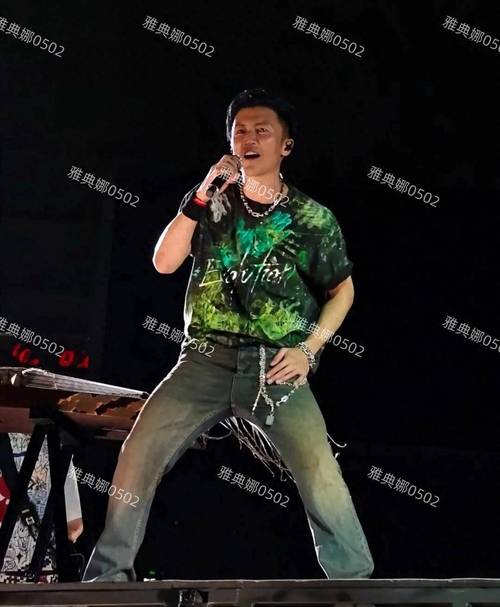 歌迷狂追“谢霆锋”拍照 安保:假的!