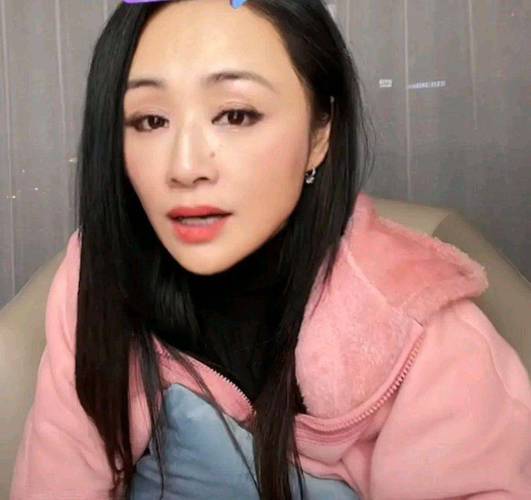 主持人曹颖透露，服用抗焦虑药物长达二十年