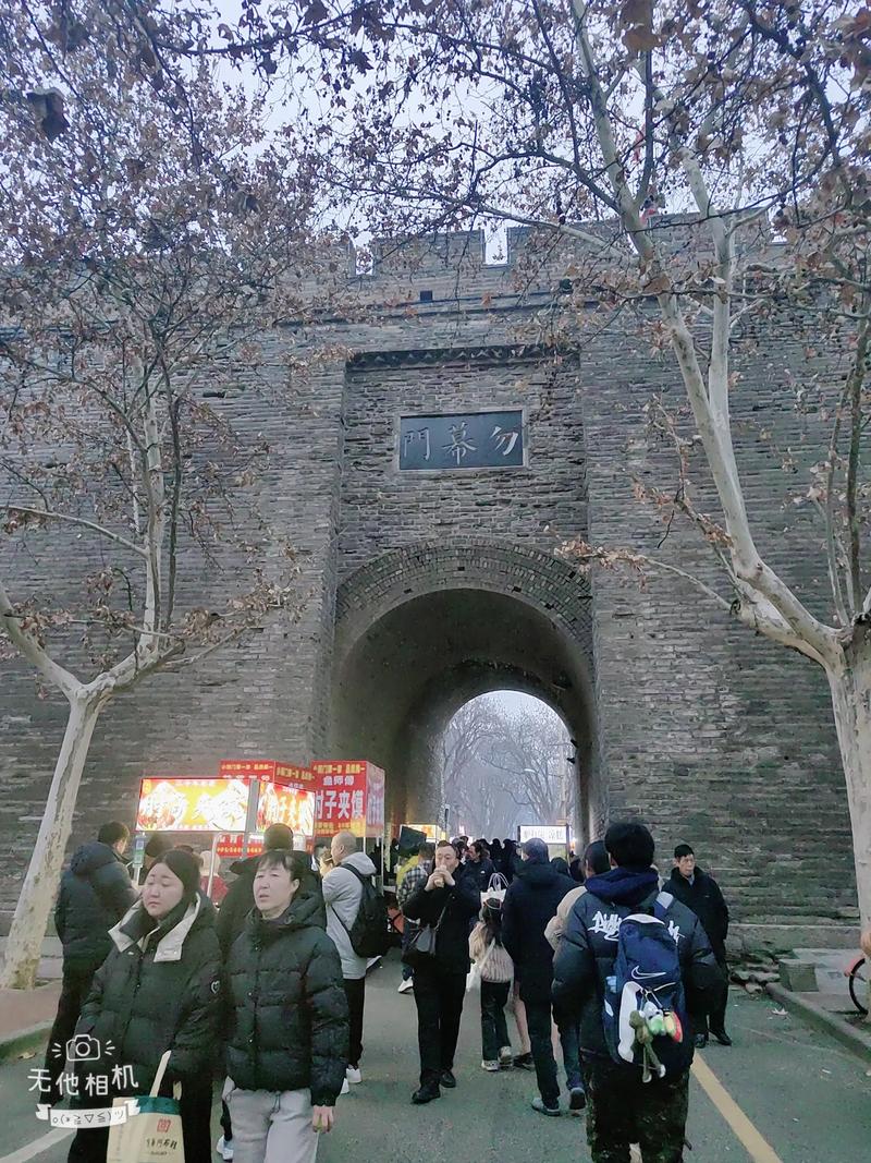 游客获西安大爷现场教学拍城墙水槽