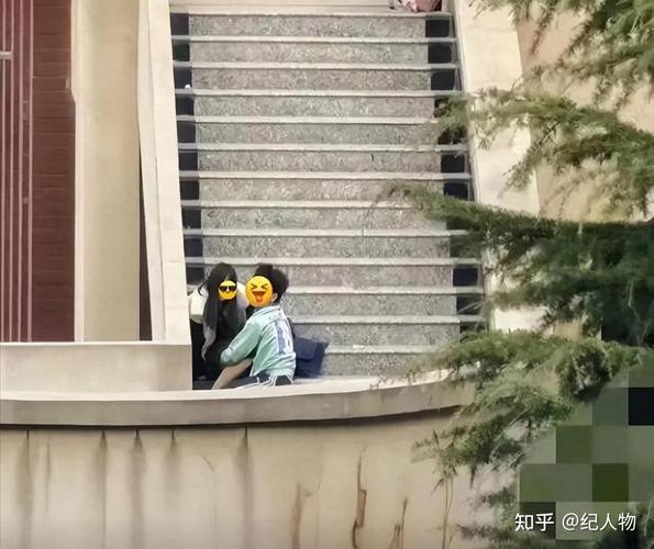 年轻情侣忘情接吻险在扶梯失足摔落