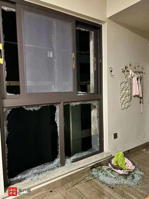 男子回家发现门窗被台风“偷”了