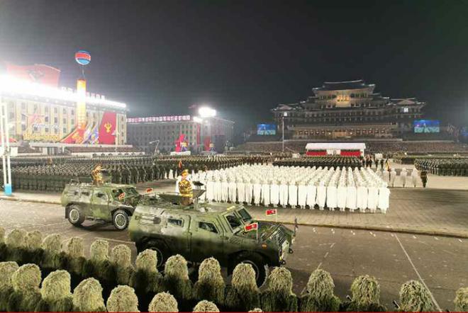 朝鲜举行盛大阅兵式