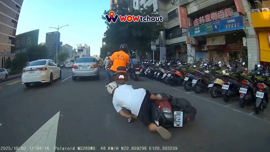 台湾男子高架桥骑行意外坠落