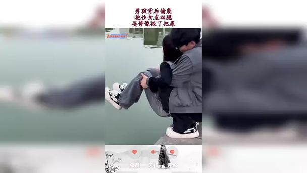 男孩后空翻碰倒靠垫 女孩出手相助