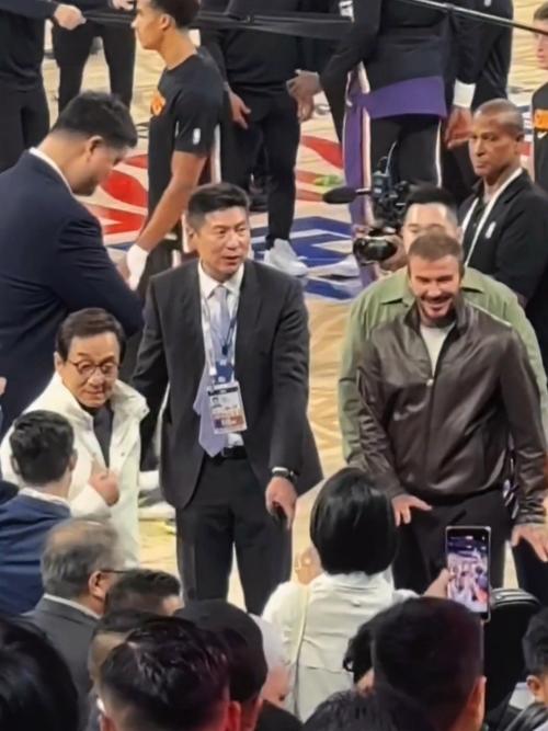 NBA中国赛，姚明成龙罕见同框，萌身高差引热议