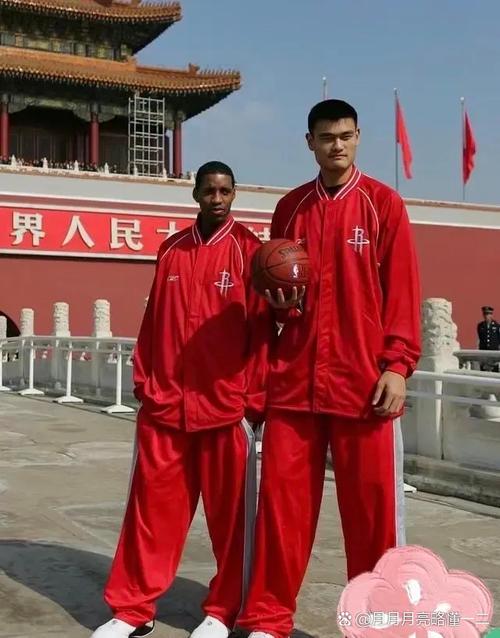 NBA中国赛姚明成龙同框 身高差好萌