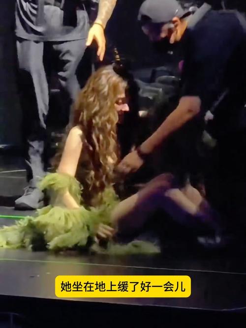 张靓颖舞台摔落事件回应，一切安好