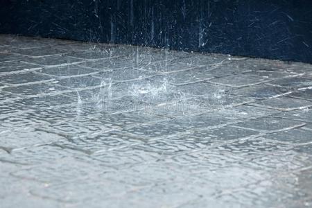 西安补水喷雾式下雨 高校秒变仙宫