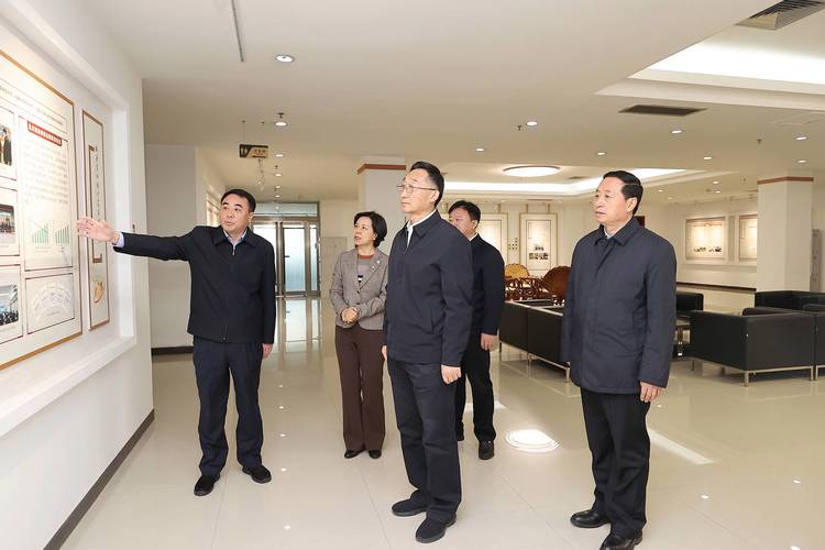 河南省委书记调研 现场测玉米含水量