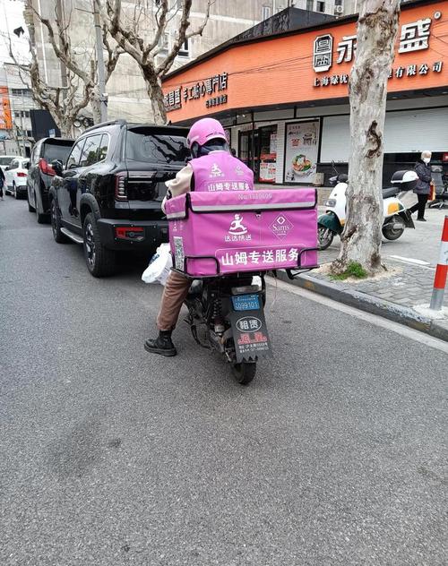 山姆配送员电动车满载大件货物驰骋街头