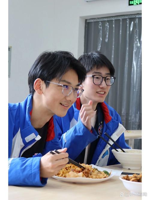 成都七中校服潮到巴黎时装周