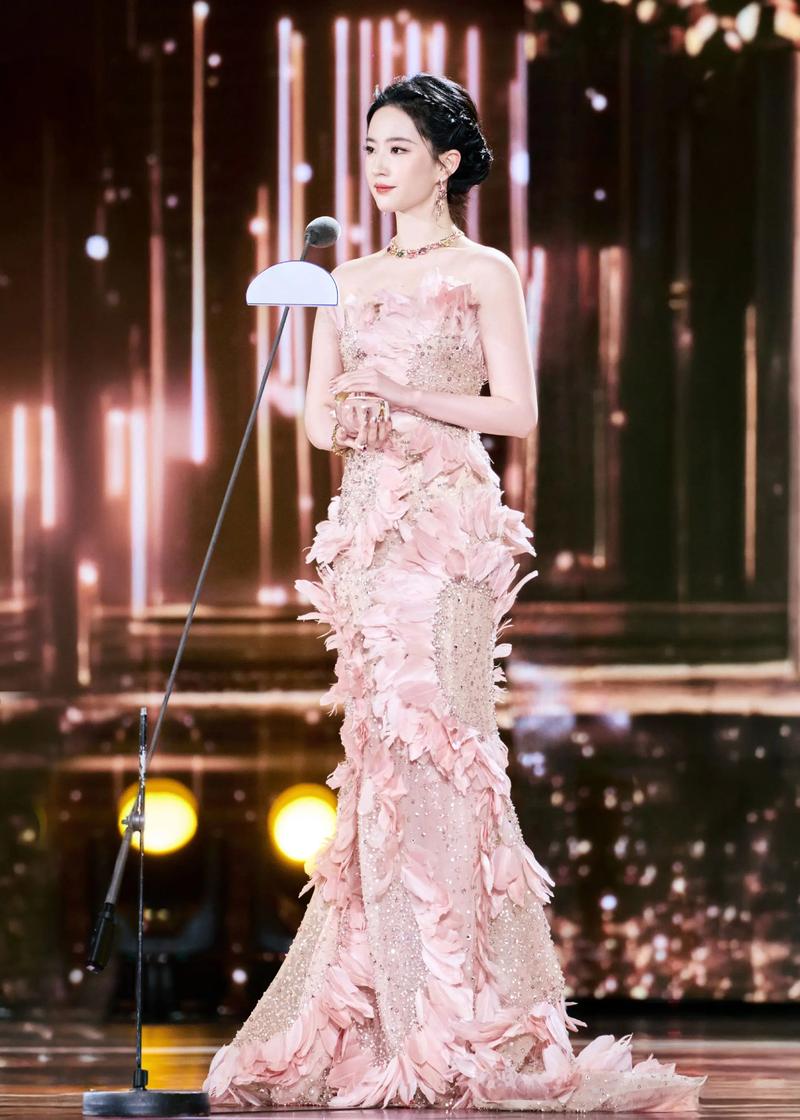 刘亦菲C位力压影后 登沸点榜