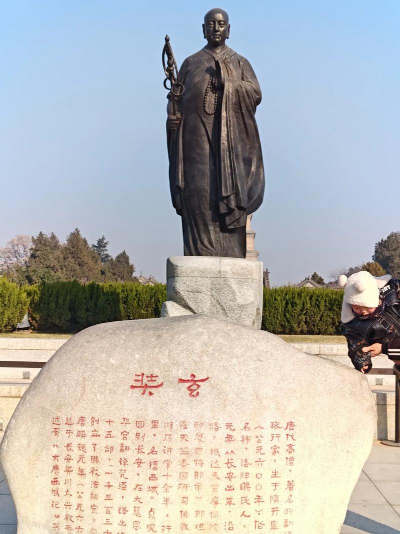 大雁塔玄奘铜像长满青苔系AI生成