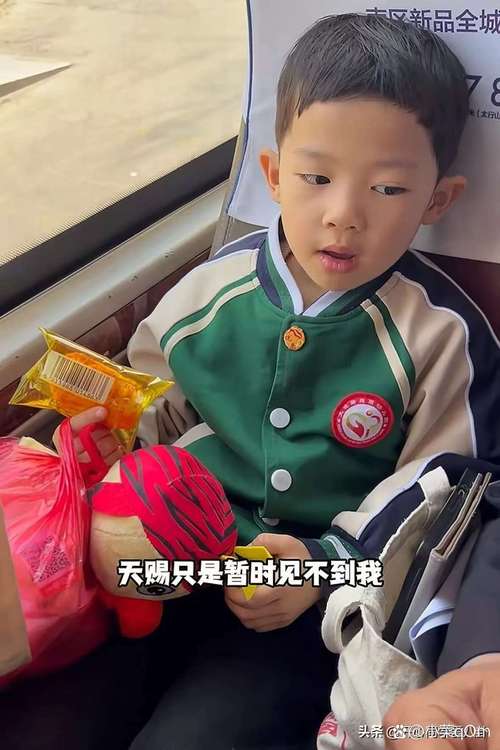 “棉花糖爷爷”隔着栏杆投喂小学生